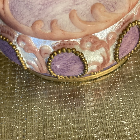 Vintage Oval trinket box with lid beautiful design and on top a flower. - Picture 4 of 6